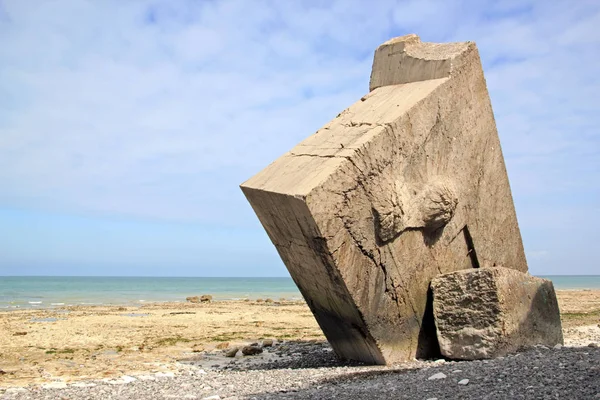 Bunker rovesciato di Sainte-Marguerite-sur-mer (Baie de Somme, Francia). Ultima guerra mondiale . — Foto Stock