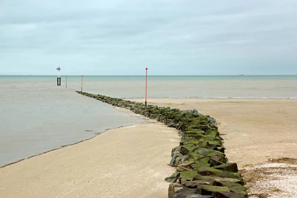 Un sentiero verso il mare. Spiaggia di Trouville (Francia). Come un destino già tracciato — Foto Stock