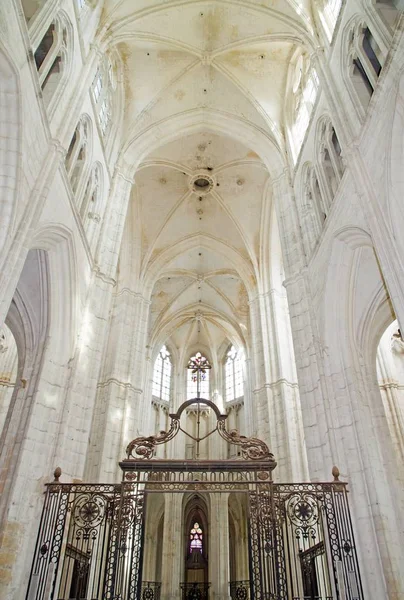 Wnętrze z opactwa Kościół St Germain w Auxerre (Burgundia, Francja) — Zdjęcie stockowe