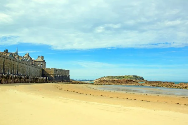 Şehir St Malo düşük tide (Brittany Fransa) — Stok fotoğraf