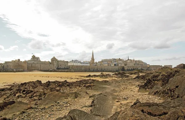 Cytowane St Malo w czasie odpływu, przy zachmurzonym niebie (Brittany, Francja). — Zdjęcie stockowe