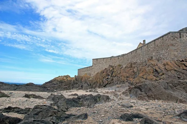 Malo Ściany Zewnętrzne Widoczne Plaży Czasie Odpływu Francja Bretania — Zdjęcie stockowe