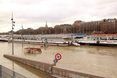 Seller Seine, Paris, Fransa, kış, 2018. Tekne gezinmek için hangi, imkânsızlık sinek