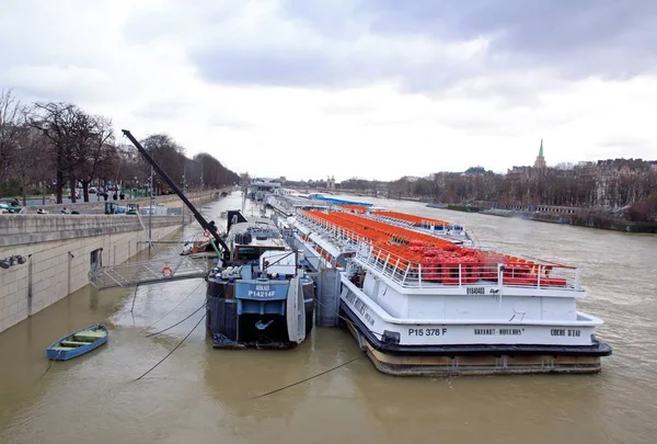 塞纳河的洪水 法国巴黎 2018 船飞在其中 不可能导航 — 图库照片