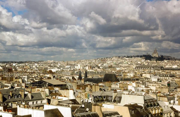 Střechy Paříže Pod Bouřlivou Oblohou Dálce Sacre Coeur Paříž Francie — Stock fotografie