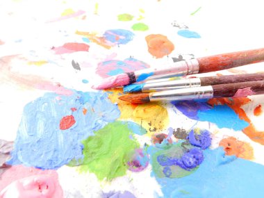 Palet boya ve fırça.