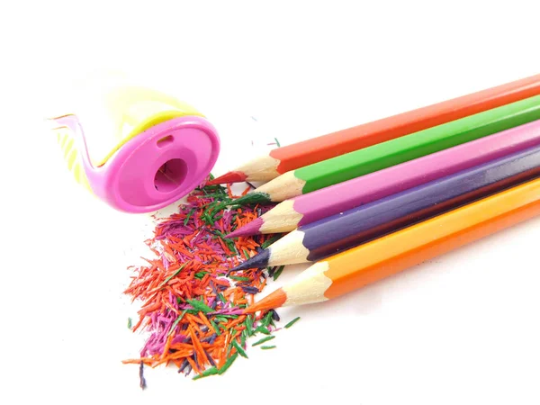 Цветные карандаши с точилкой и пылью . — стоковое фото