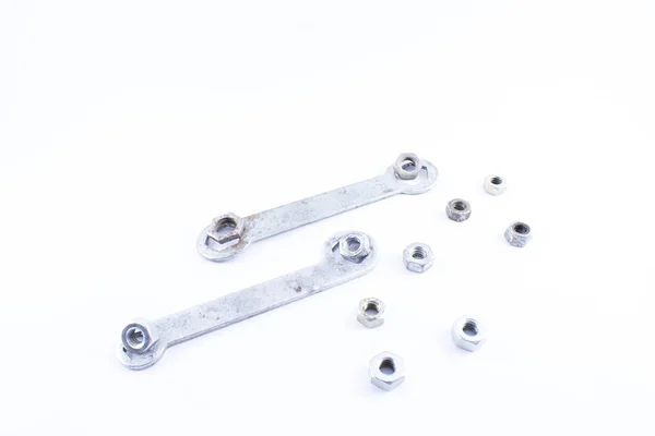 İngiliz anahtarları ve fındık.