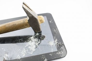 Kırık tablet izole.