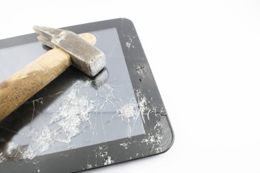 Kırık tablet izole. 