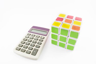 Rubik küp ve hesap makinesi.