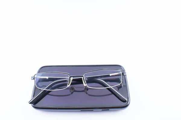 Glasögon och smartphone. — Stockfoto
