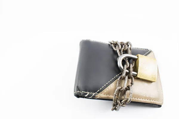 zincir ve asma kilit ile cüzdan.