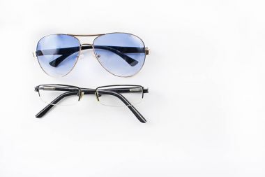 Beyaz arka plan gözlük