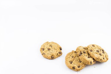 Bisküvi çikolata parçaları ile.