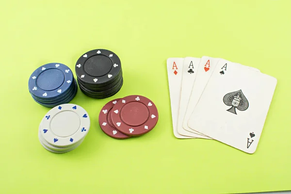 Fichas y cartas de póquer . —  Fotos de Stock