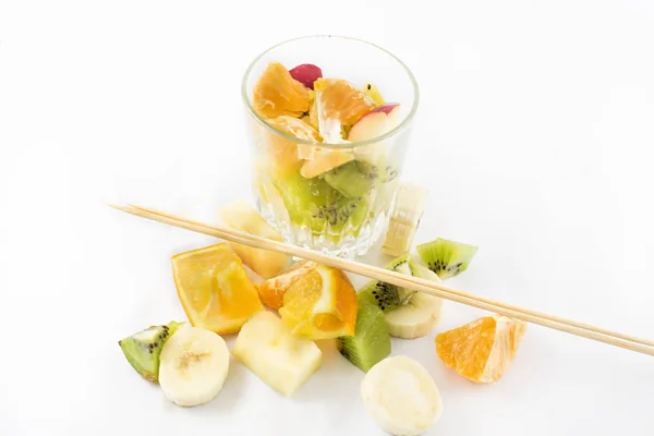 izole meyve salatası.