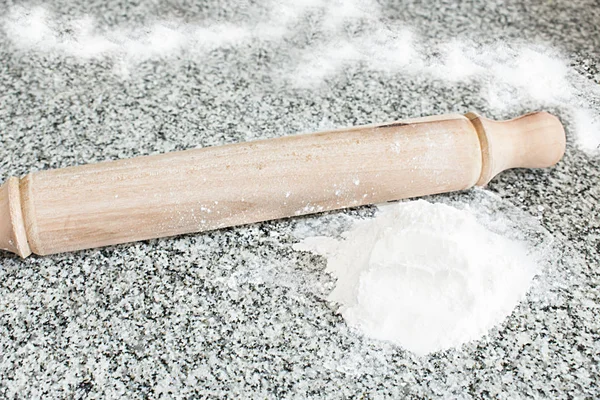 Sopa ve unu yoğurma.