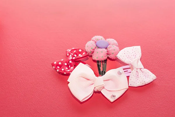 Kırmızı bir arka plan üzerinde tokaları.