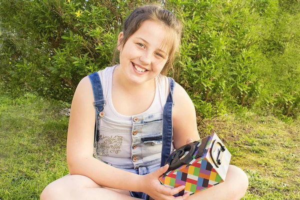 Kız müzik hoparlör ile.