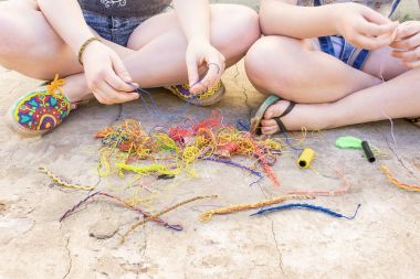 İnsanlar mumlu biçimli kap.