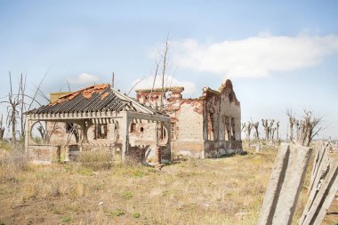 Evi terk etmiş.