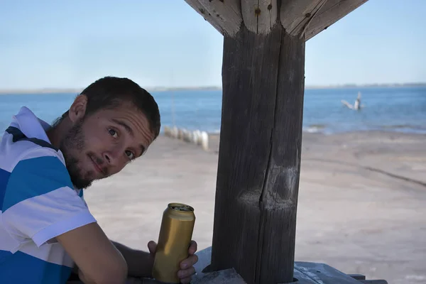 Man Met Een Drankje Het Strand — Stockfoto