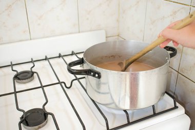 Kadın çikolata yapıyor..