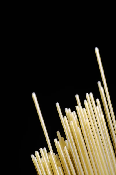 Massa seca na mesa escura, com espaço de cópia . — Fotografia de Stock