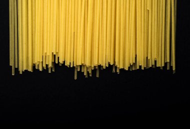 Koyu masada kurutulmuş makarna, fotokopi alanı var..