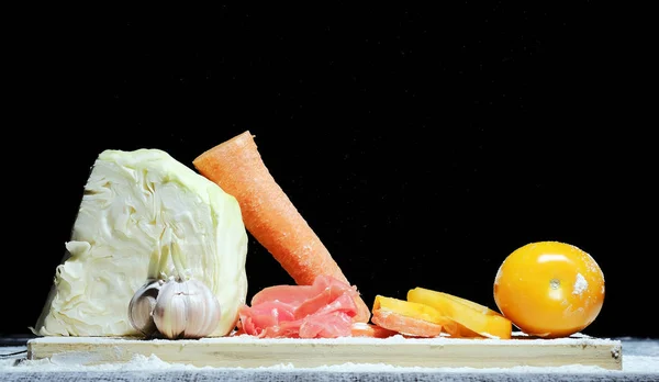 Legumes para cozinhar comida saudável e deliciosa dieta em um fundo preto — Fotografia de Stock