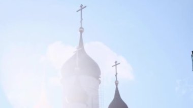 Mavi gökyüzüne karşı kilise. Güneşin parıltısında bulutlar.