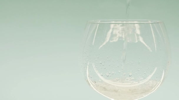 l'eau est versée dans une tasse en verre clair 