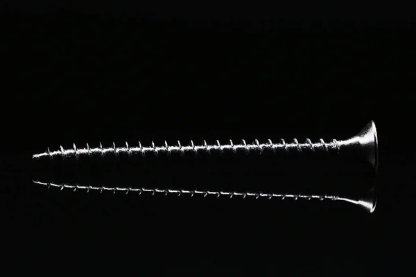 Tornillo Metal Brillante Sobre Fondo Brillante Negro Con Reflejo —  Fotos de Stock