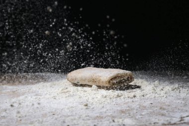 Koyu arkaplanda un hamurundan yapılmış gözleme.