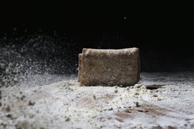 Koyu arkaplanda un hamurundan yapılmış gözleme.