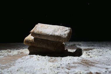 Koyu arkaplanda un hamurundan yapılmış krepler.