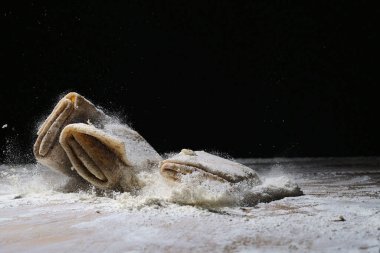 Koyu arkaplanda un hamurundan yapılmış krepler.