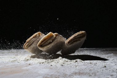 Koyu arkaplanda un hamurundan yapılmış krepler.