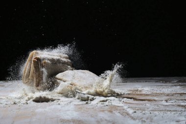 Koyu arkaplanda un hamurundan yapılmış krepler.