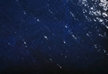 Güneşin, suyun yüzeyindeki parlaklığı. Dalgalar.