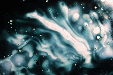 Bardaktaki boya lekeleri renklerle işaretlenmiş.