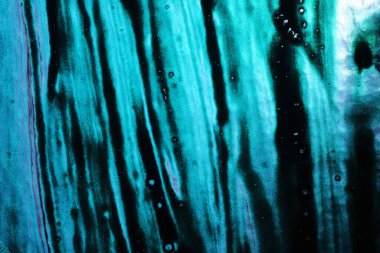 Bardaktaki boya lekeleri renklerle işaretlenmiş.