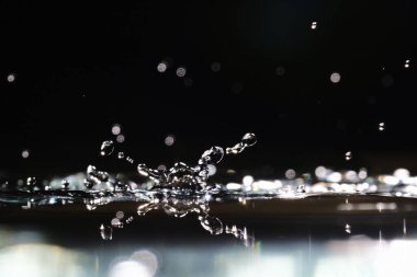 Bir tutam su. uçan su damlaları