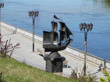 Tyumen set boyunca heykeller