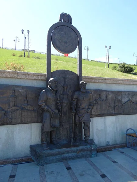 As estátuas ao longo do aterro em Tyumen — Fotografia de Stock