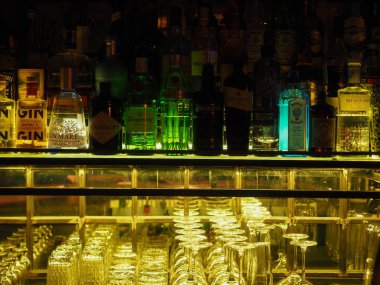 Renkli şişeler rafta