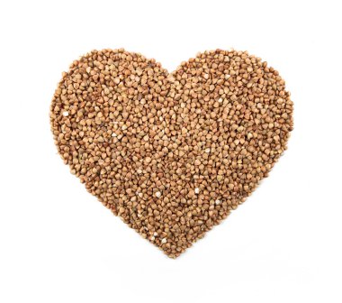 Karabuğday, tahıl, taneli beyaz arka planda, üstten üstten görünüm izole kalp şeklinde. Aşk.