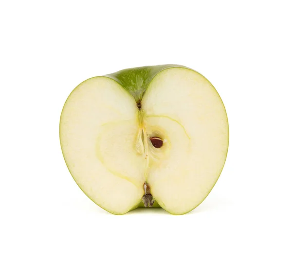 Une pomme verte coupée en deux avec des os. Isolé sur fond blanc . — Photo