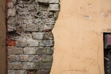 Eski çökmekte sarı tuğla duvar çatlaklar. Doku arka plan.